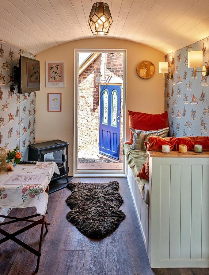 Villa Finest Retreats - Shrawardine Train Carriage Esterno foto