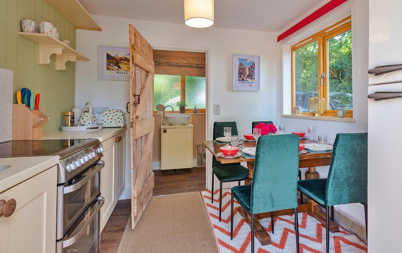 Villa Finest Retreats - Shrawardine Train Carriage Esterno foto