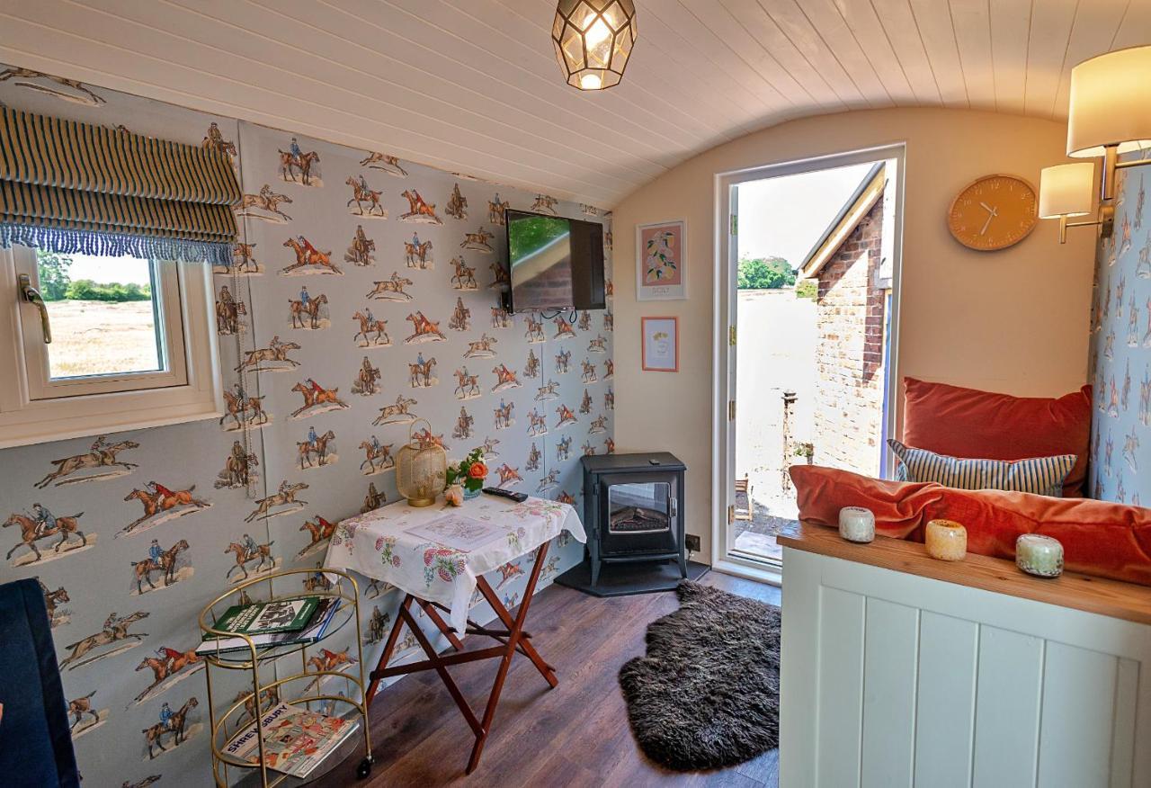 Villa Finest Retreats - Shrawardine Train Carriage Esterno foto