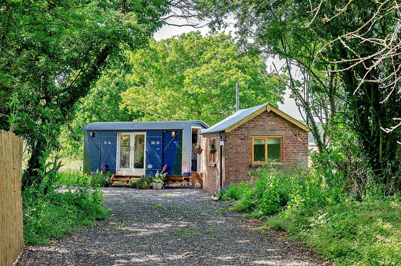 Villa Finest Retreats - Shrawardine Train Carriage Esterno foto